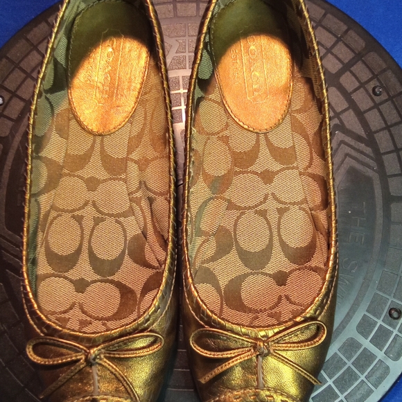 Coach Noella Peep Toe Gold Leather Flats w/ Bow Sz. 7-US - Picture 2 of 8